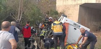 Kocaeli'de öğrenci servisi dereye düştü (1)