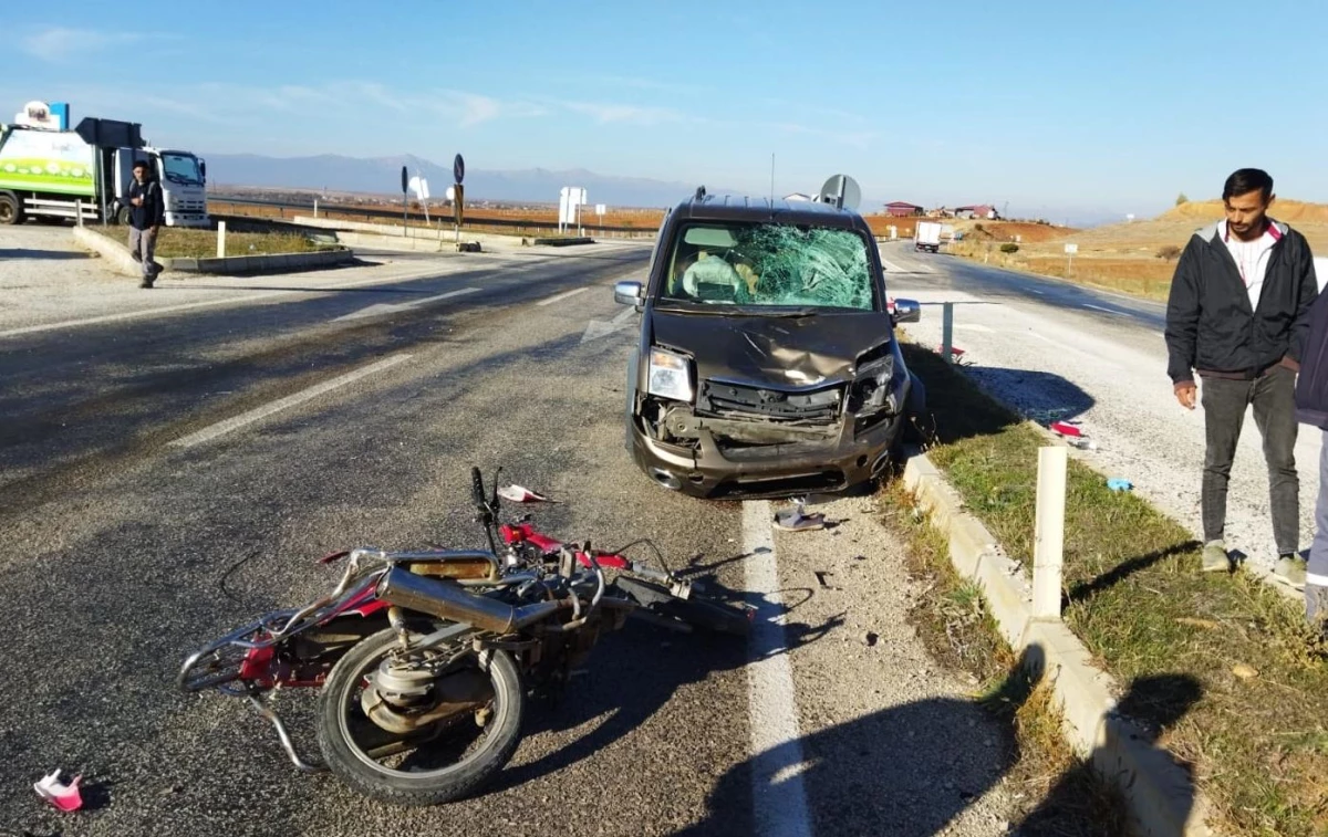 Hafif ticari araçla motosiklet çarpıştı: 1 ölü