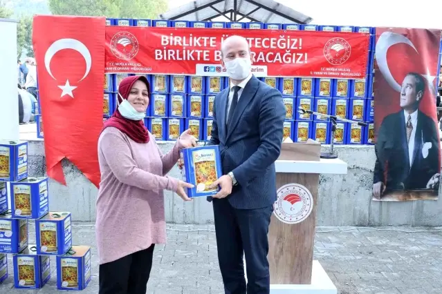 Köyceğiz'de 658 arıcıya 82 ton arı yemi dağıtıldı