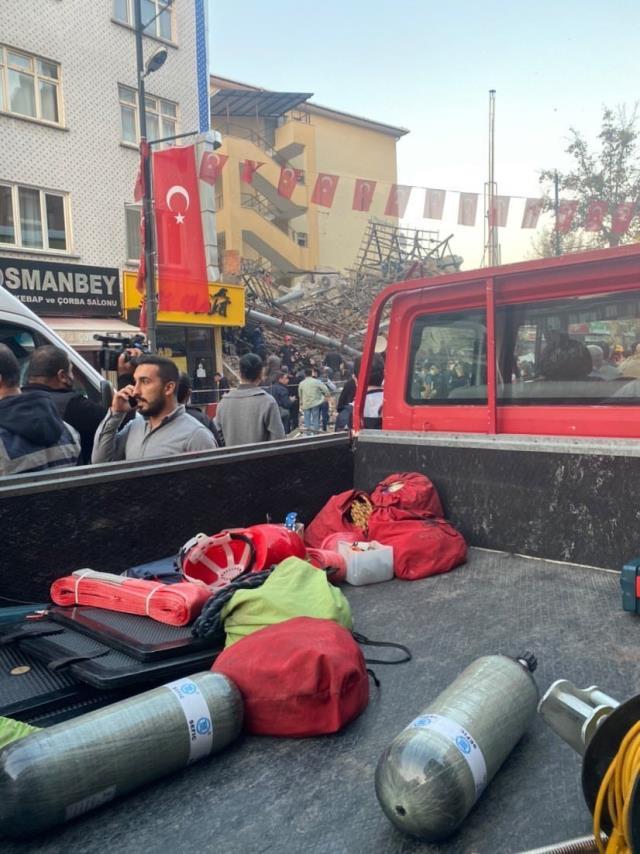 Malatya'da 2 katlı bina çöktü, olay yerinden ilk görüntüler geldi