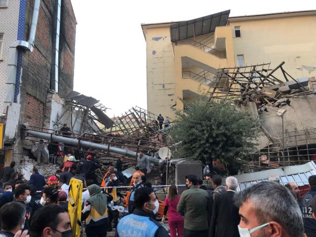 Malatya'da 2 katlı bina çöktü, olay yerinden ilk görüntüler geldi