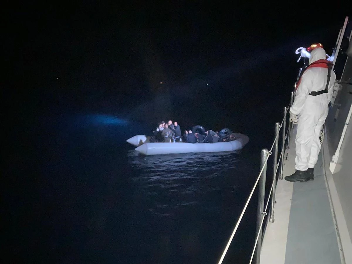 Muğla\'da lastik bottaki 23 düzensiz göçmen kurtarıldı