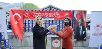 Muğla'da yangından etkilenen bal üreticilerine arı yemi dağıtıldı