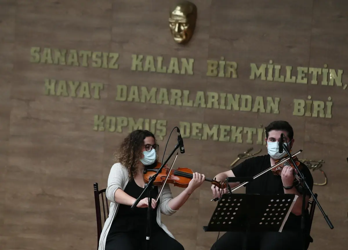 Mühendis çiftin "filarmoni" projesi, salonları aşıp fabrika ve huzurevlerine yayıldı