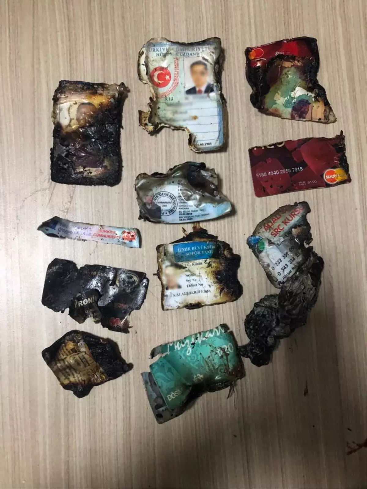 Ödemiş\'te ticari taksiden hırsızlık yaptıkları öne sürülen 2 kişi yakalandı