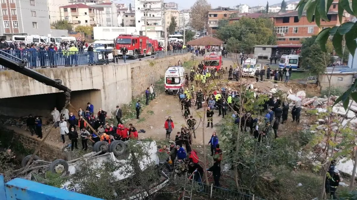 Kocaeli\'de yaşanan korkunç kazada servis minibüsünün sürücüsü hala araçtan çıkarılamadı