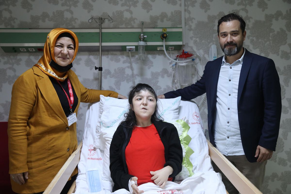Omurgasında 50 derece eğrilik olan skolyoz hastası ameliyatla sağlığına kavuştu