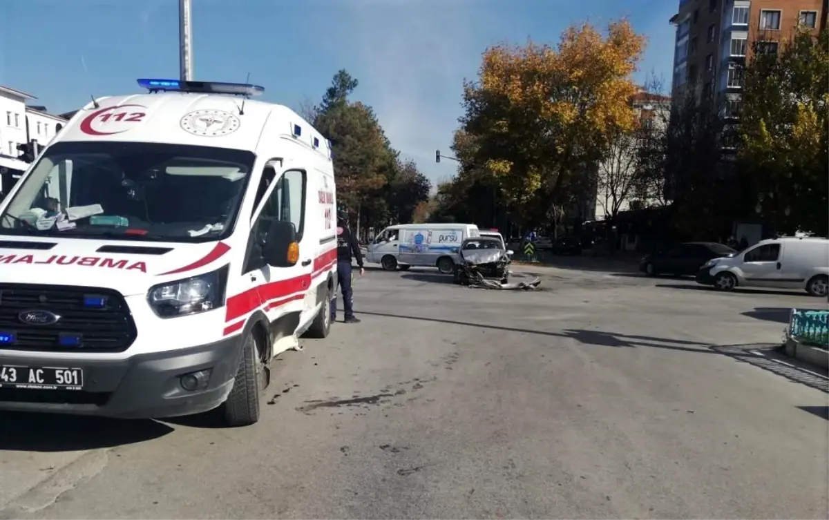 Otomobil ambulansa çarptı: 4 yaralı