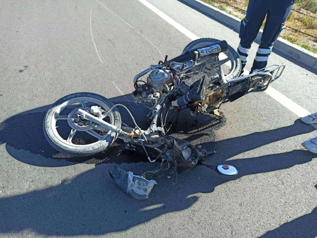 Otomobilin çarptığı motosiklette bulunananları havaya uçtuğu kazada 2 kişi öldü