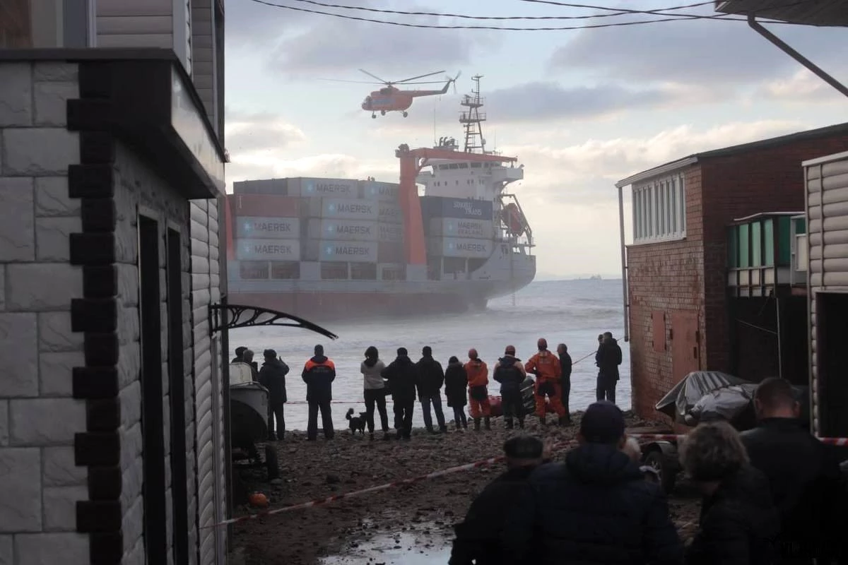 Rusya\'da denizciler karaya oturan gemiden helikopterle kurtarıldı