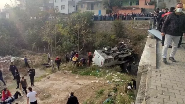 Son dakika! Kocaeli'de servis midibüsü dere yatağına uçtu, çok sayıda yaralı var