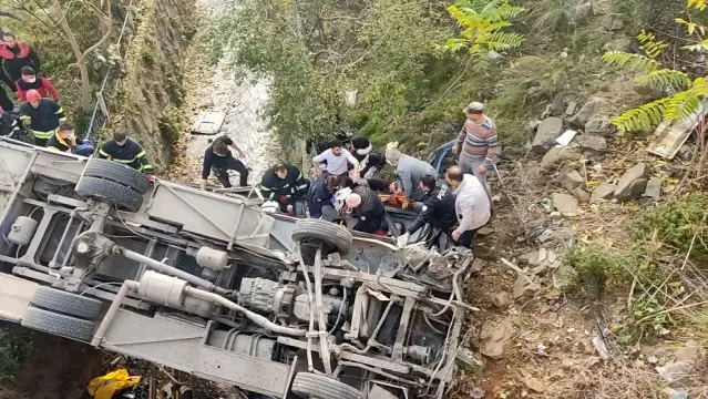 Son dakika! Kocaeli'de servis midibüsü dere yatağına uçtu, çok sayıda yaralı var