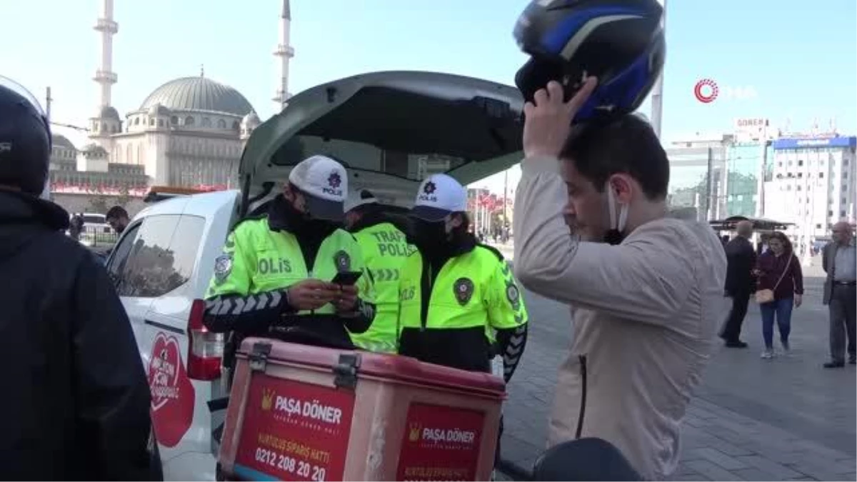 Taksim Meydanı\'nda denetim: Yaya yoluna giren kuryelere ceza yağdı