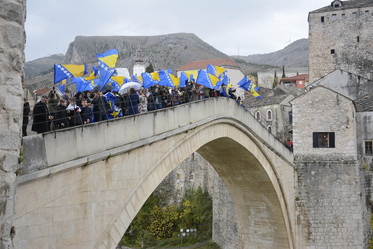 Tarihi Mostar Köprüsü\'nün yıkılışının 28\'inci yılında tören düzenlendi