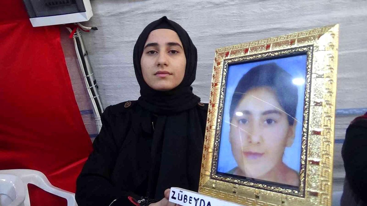 Son dakika haberi... Terör örgütü PKK\'nın dağa kaçırdığı ablası için annesiyle nöbette