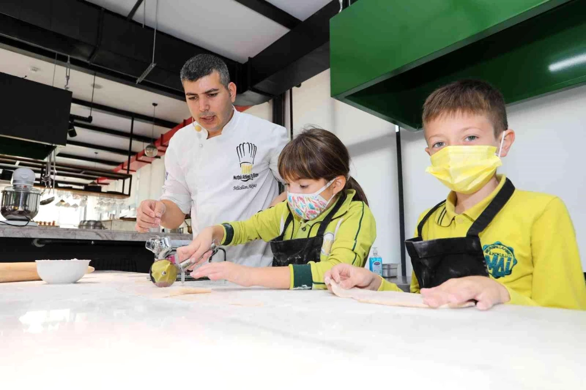 Tirat Mutfak Atölyesinde öğrencilere yöresel yemekler anlatıldı