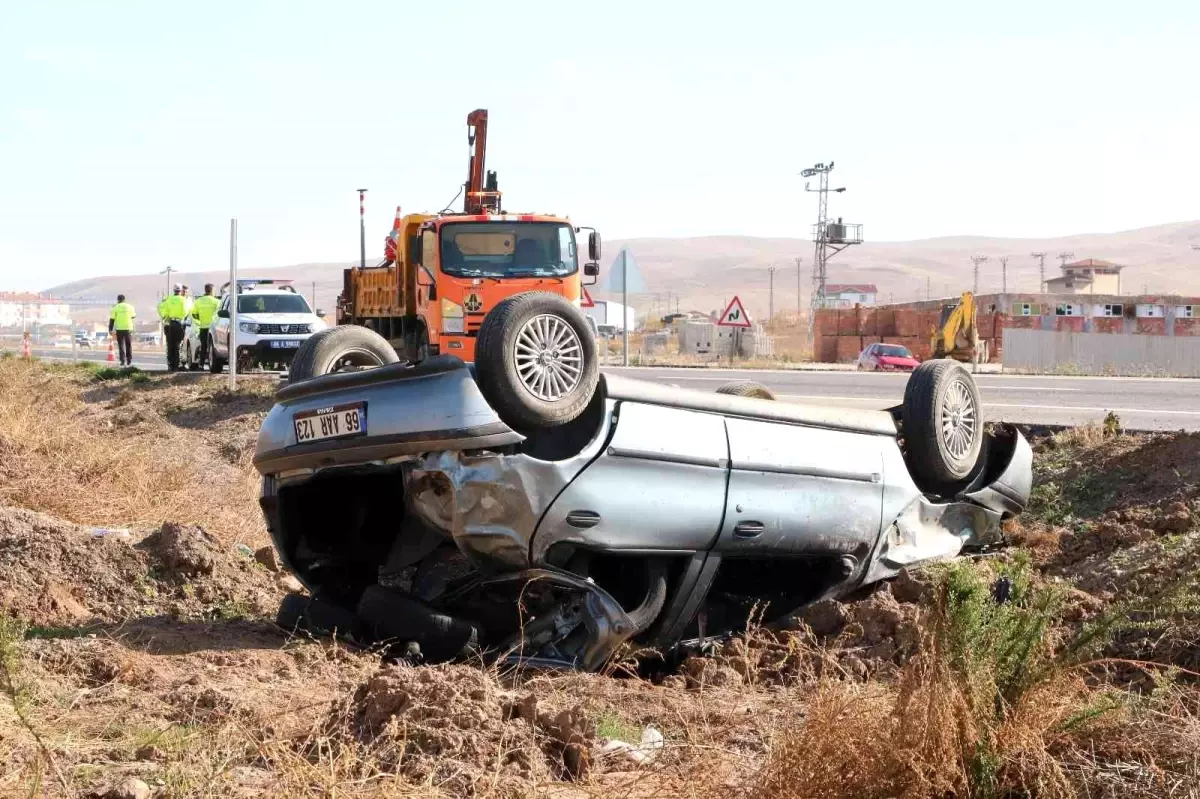 Yozgat\'ta trafik levhasına çarpan araç sürücüsü yaralandı