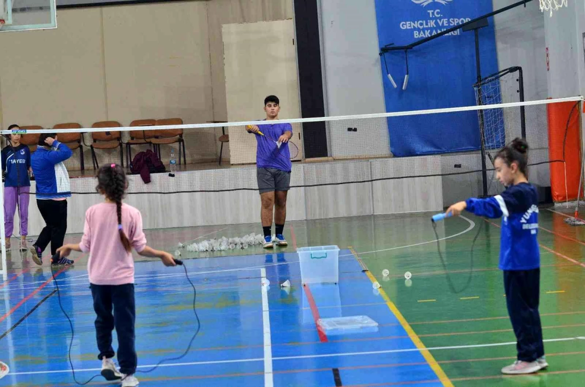 Yunusemreli badmintoncular turnuvalara hazırlanıyor