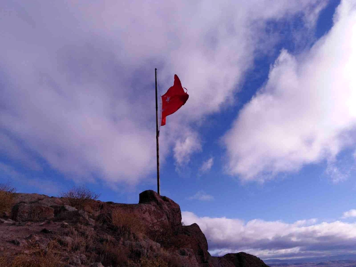 226 metre yükseklikte 10 Kasım hassasiyeti