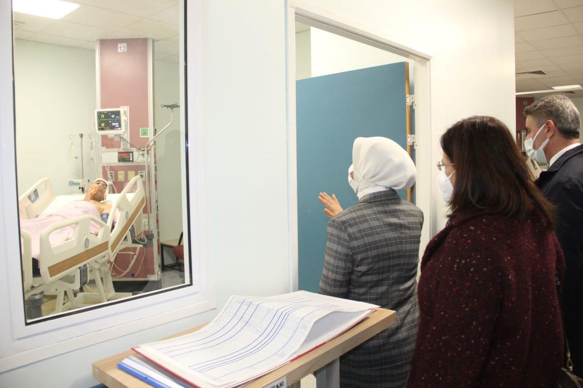 AK Partili Çalık, Malatya\'daki çöken binadan çıkarılan yaralıları ziyaret etti