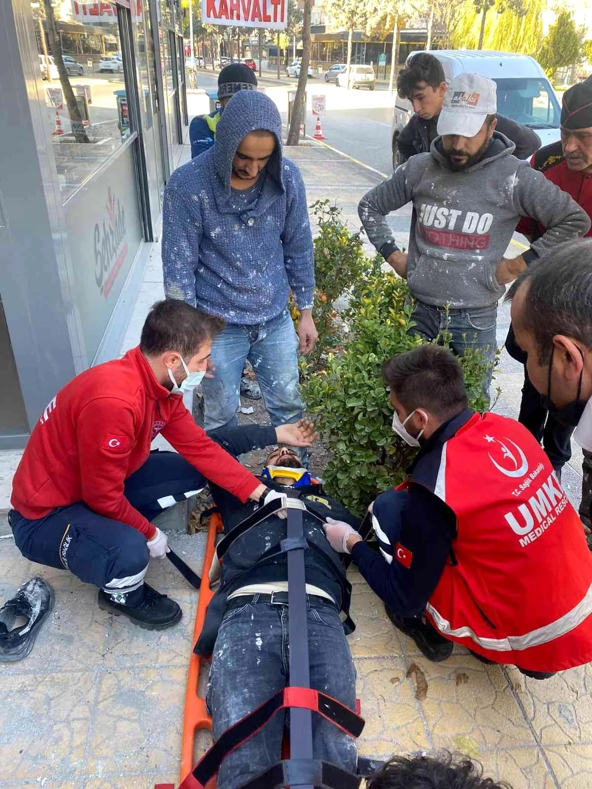 Aksaray\'da 3\'üncü kattan düşen inşaat işçisi yaralandı