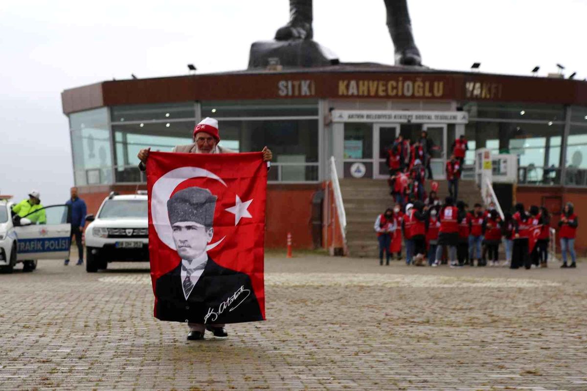 Arkadaşlarının her 10 Kasım\'da yaptığını bu kez onlar yaptı