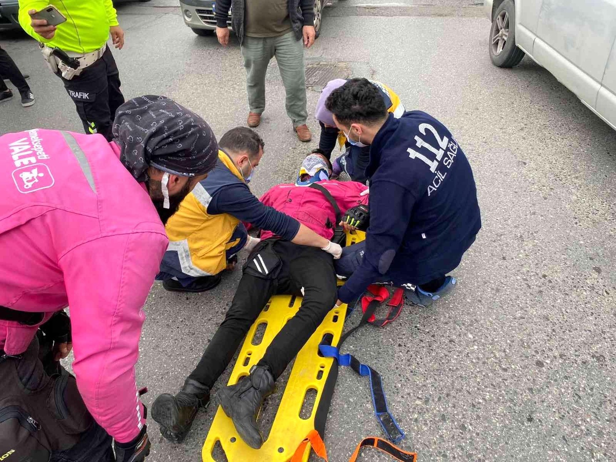 Ataşehir\'de motokuryenin sinyal hatası: 1 yaralı