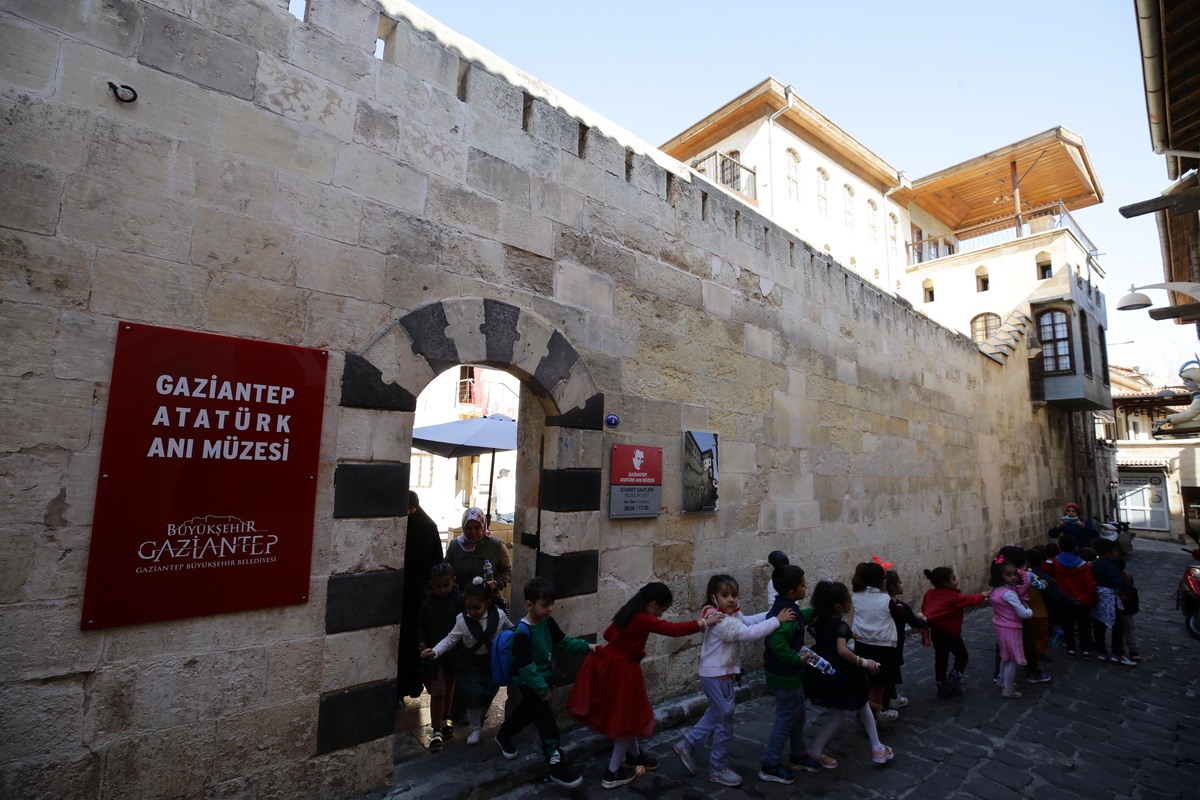 Atatürk\'ün "mahallesinde" 10 Kasım yoğunluğu