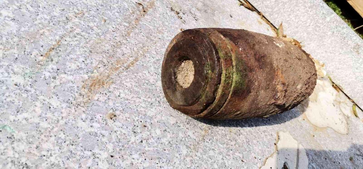 Bahçesinde çalışırken tanksavar bombası buldu