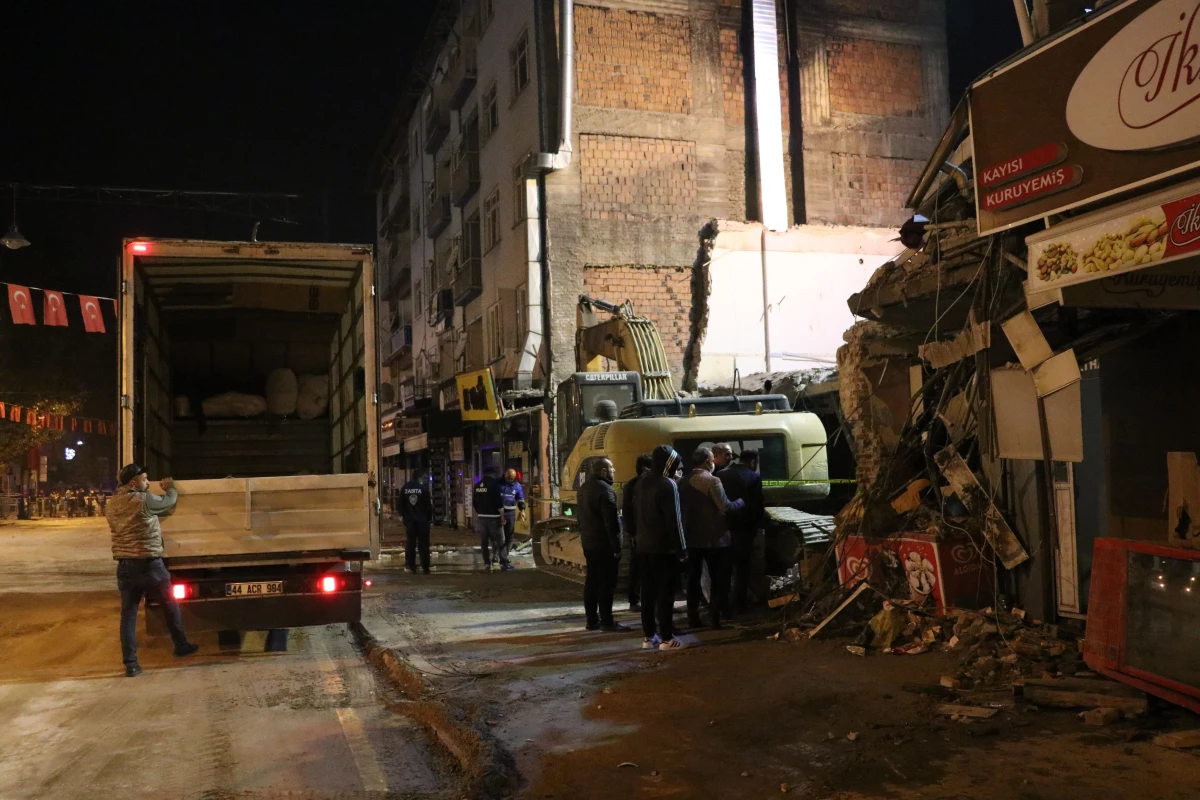 Bakan yardımcıları Çataklı ve Varank, Malatya\'da binanın çökmesiyle yaralananları ziyaret etti