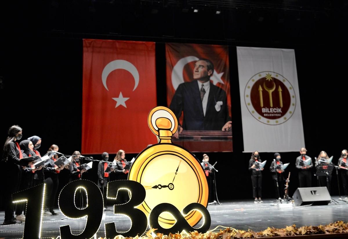 Bilecik\'te \'Ataya Özlem\' adlı sinevizyon gösterisi büyük beğeni topladı