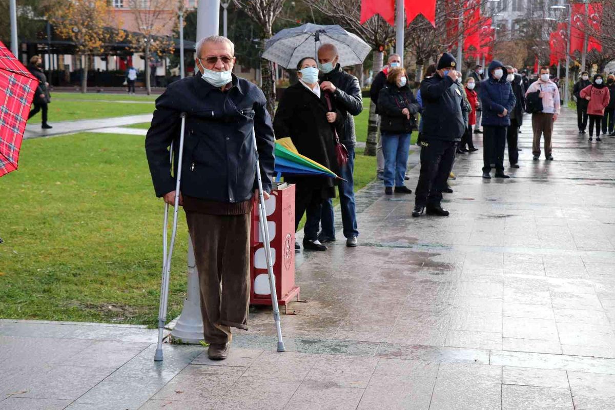 Bolu\'da, 10 Kasım töreninde hayat durdu