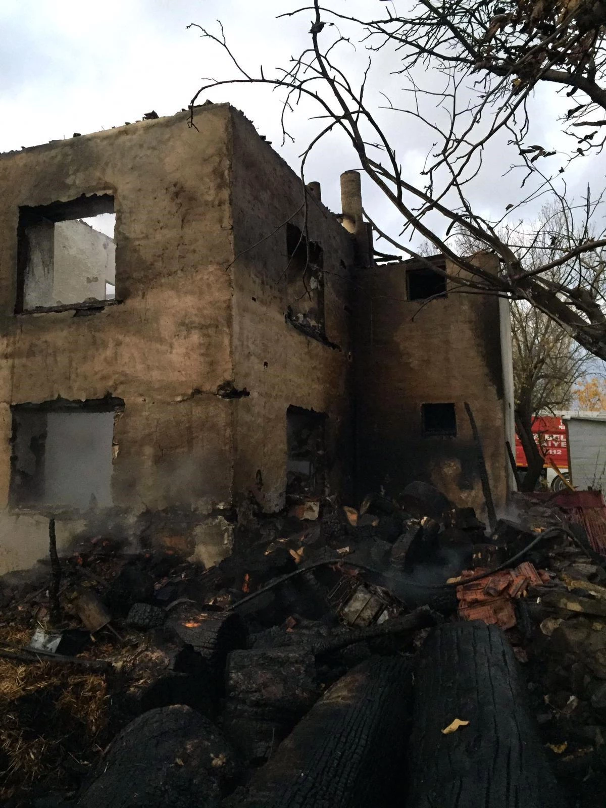 Burdur\'da iki katlı evde çıkan yangın hasara neden oldu