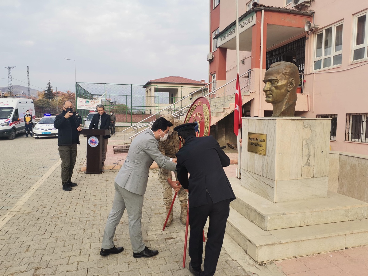 Büyük Önder Atatürk\'ü anıyoruz