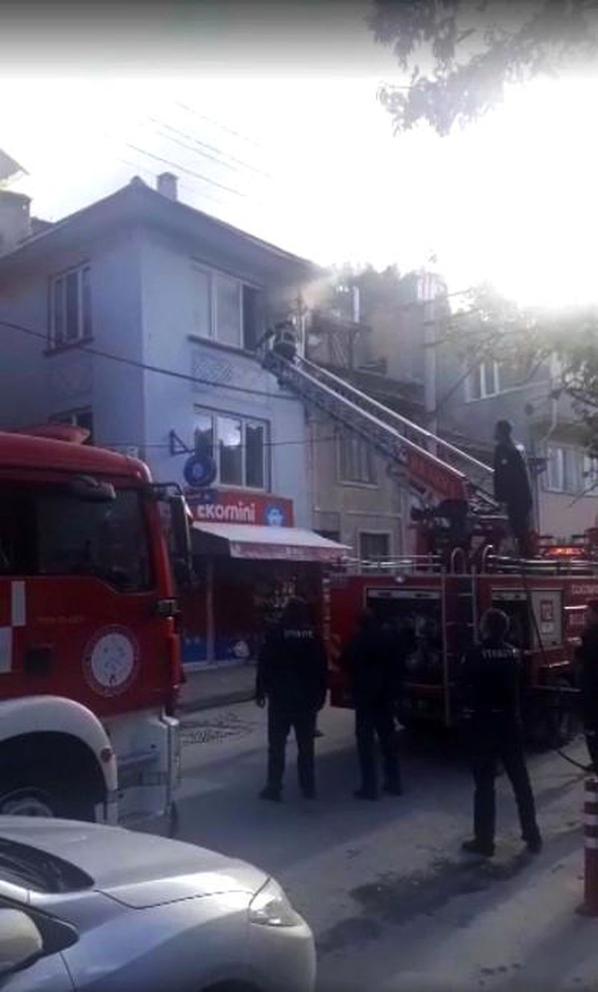 Son dakika: Dumandan etkilenerek bayılan kadını itfaiye ekipleri kurtardı