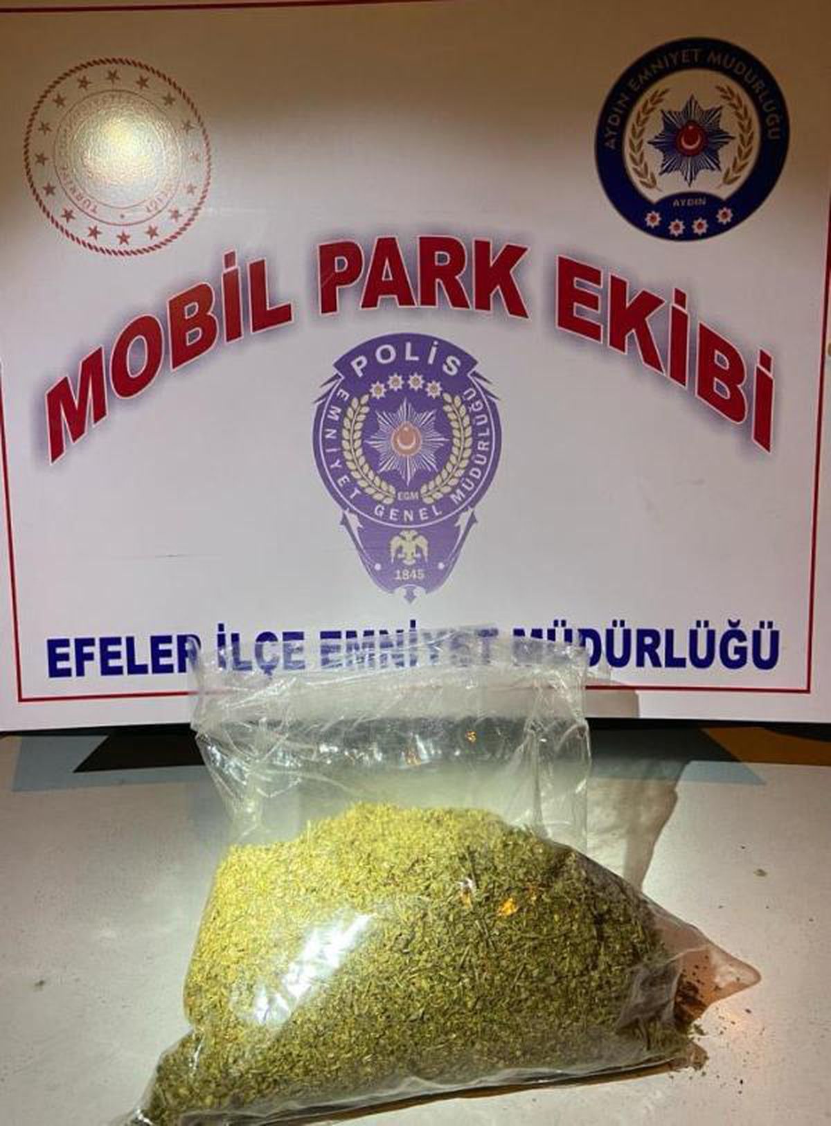 \'Dur\' ihtarına uymayıp kaçarken okul bahçesine poşetle esrar atan 2 şüpheli yakalandı