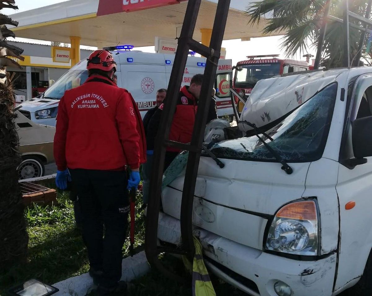 Edremit\'te trafik kazası: 3 yaralı