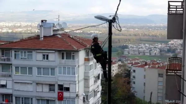 ELEKTRİK DİREĞİNDE ATA'YA SAYGI DURUŞU