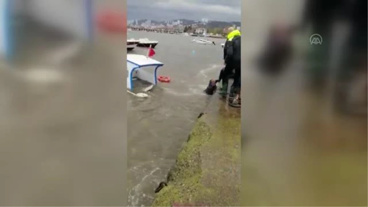 Fırtınada balıkçı teknesi alabora oldu