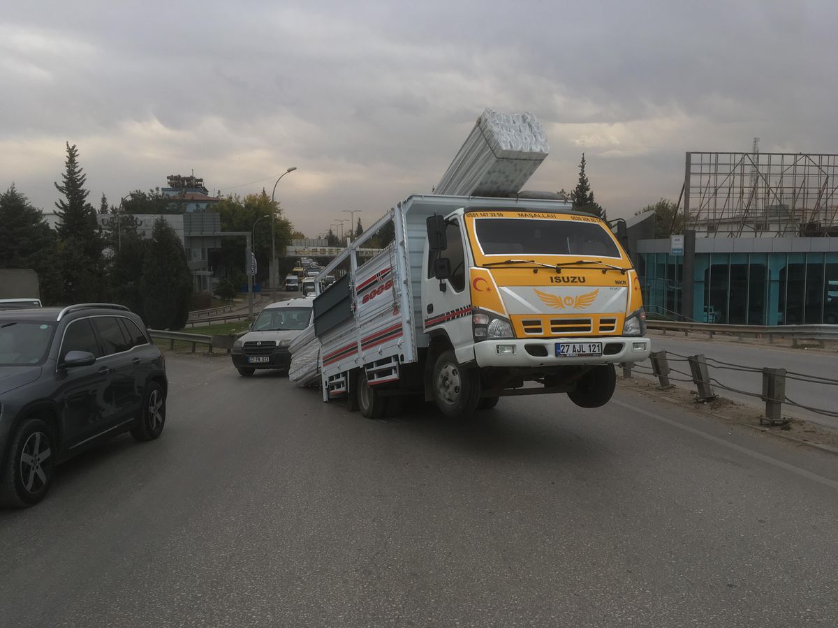 Gaziantep\'te dengesiz yükleme yapılan kamyonetin önü havaya kalktı