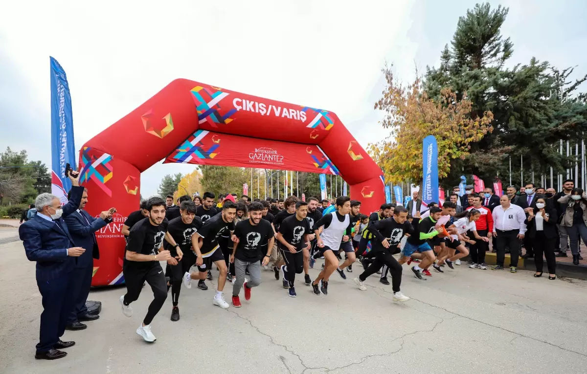 Gaziantep\'te ortaöğretim ve üniversite öğrencileri, Atatürk\'ü anmak için koştu