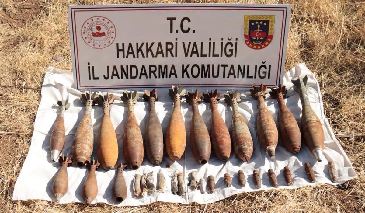 Hakkari\'de kayalık alanlara gizlenmiş mühimmat ele geçirildi