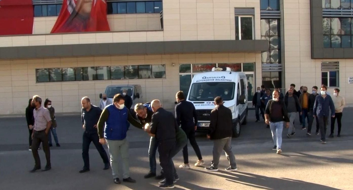 Halk otobüsünün altında kalarak feci şekilde hayatını kaybeden küçük Eren\'in cenazesi ailesine teslim edildi