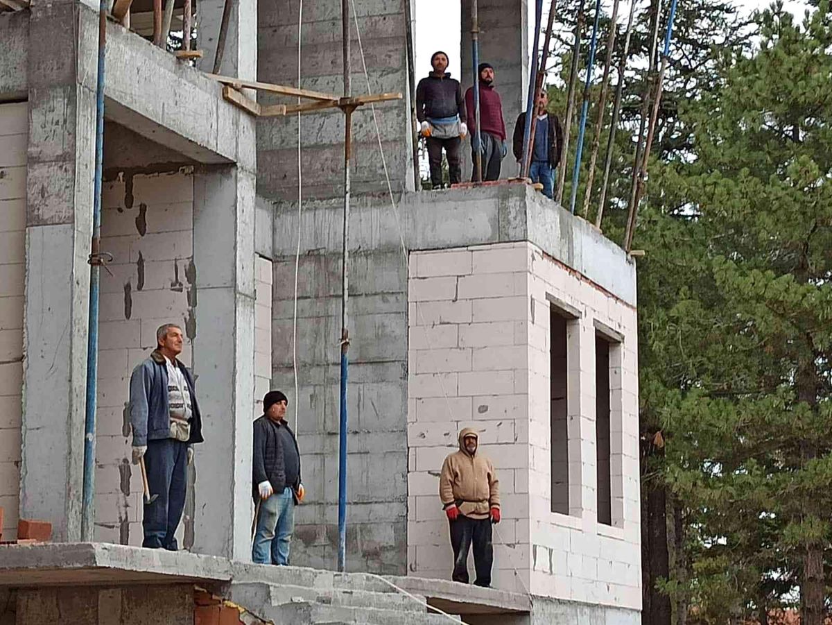 İnşaat işçileri işlerini, sürücü adayları eğitimlerini Atatürk için yarıda bıraktı