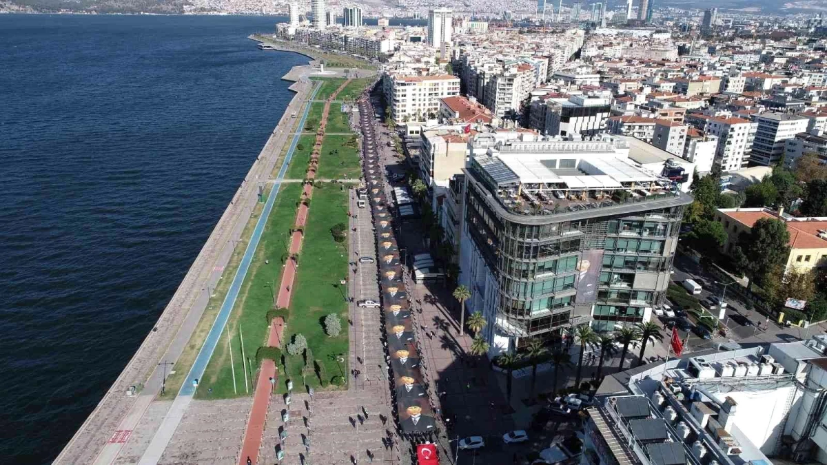 İzmirliler 10 Kasım\'da 350 metrelik Atatürk posteriyle yürüdü