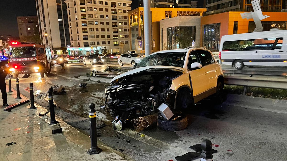 Kadıköy\'de bariyerlere çarpan aracın sürücüsü yaralandı
