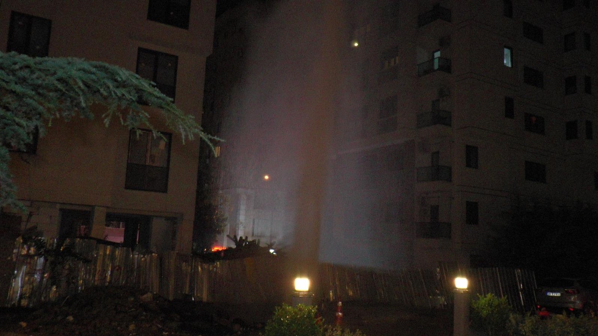 Kadıköy\'de su borusu patladı mahallenin suyu kesildi