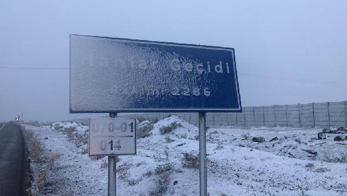 Kars\'ta 2 bin 286 rakımlı Hanlar Geçidi bembeyaz