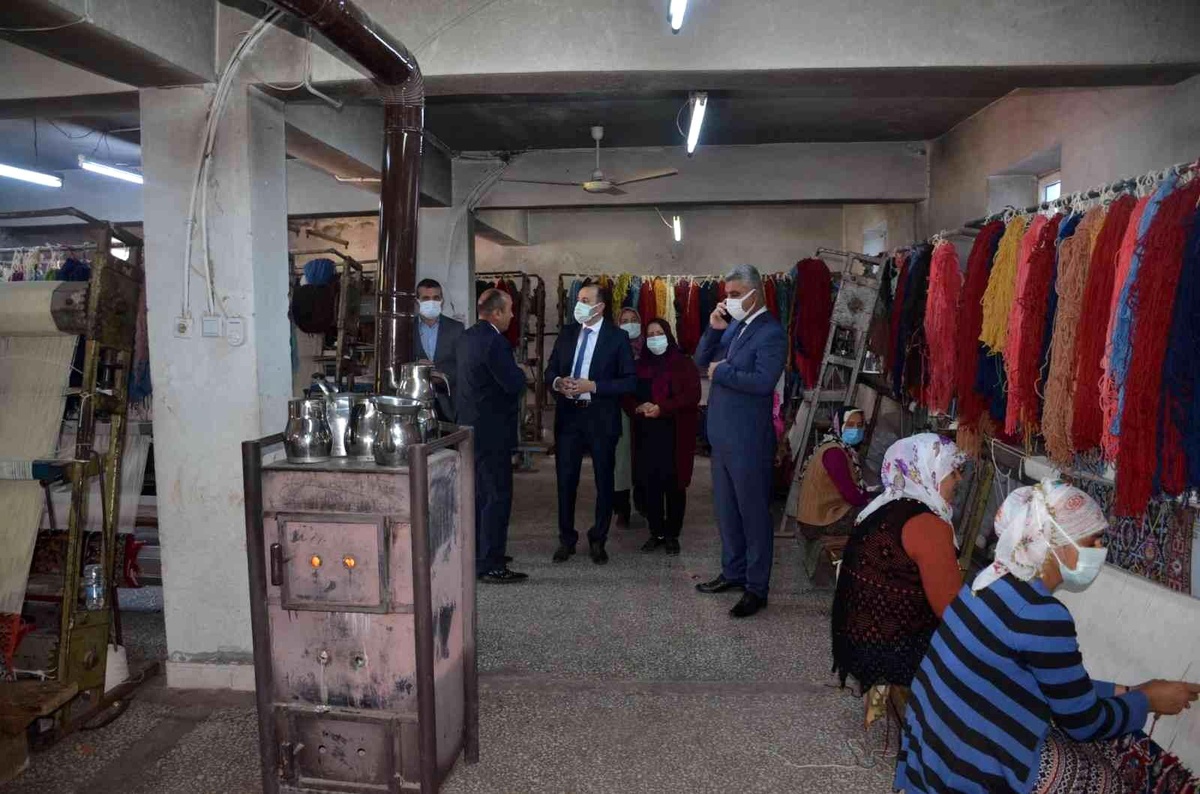 Kaymakam Pamuk kilim dokuma atölyesini inceledi