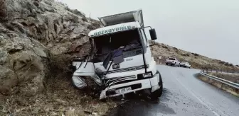 Kayseri'de freni tutmayan kamyon kayaya çarptı